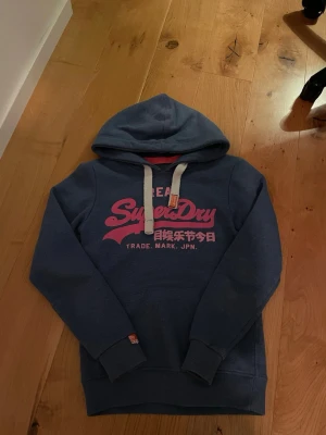 Unik Superdry tröja - | Unik tröja fem superdry, väldigt trendigt | Storlek Xxs så passar runt 145-160cm | Skick 9/10 har inga skador | Pris ej hugget men gärna lite! | Skriv till mig om några frågor! | Jag på bild är 153 |