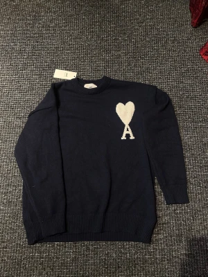 Mörkblå stickad Ami Paris tröja  - Helt nya                                                                     Priset går att diskutera🍾                                      Skriv vid tillfälle minsta fundering 😁