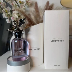 Louis Vuitton Symphony parfym - Exklusiv Louis Vuitton Symphony Extrait. Snygg design med unik metallkork. Dyrare version, elegant o lyxig doft.– perfekt för dig som vill testa den härliga doften. Delar med mig för er som vill prova doften 10ml. / Splitt 🥰