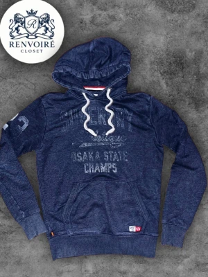 Blå hoodie Superdry - Fet marinblå hoodie från Superdry! Riktigt sällsynt och efterfrågad men inte i den klassiska looken som är påopulät utan något nytt! Storlek S herr