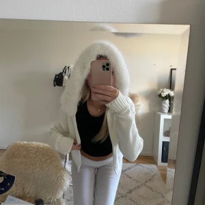 Vit höst jacka  - En vit höst jacka med fluffig krage. Helt ny med prislapp på❤️