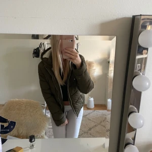 Vinterjacka  - En grön vinterjacka i storlek 158 men passar som xs xxs