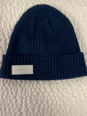Blå mössa  - Märket är rakt egentligen men på bilden blev det så. Mössan är använd 1 gång och är fortfarande i jätte bra skick.