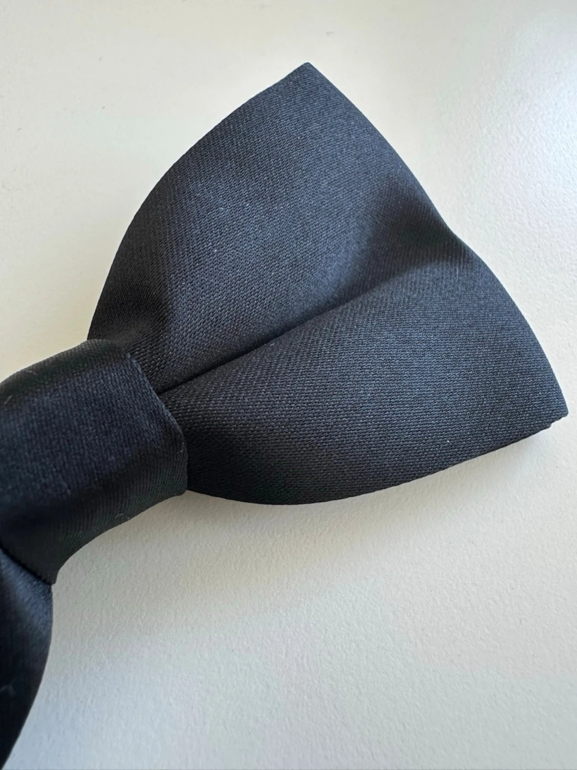 Svart fluga i satin med justerbart band - 1