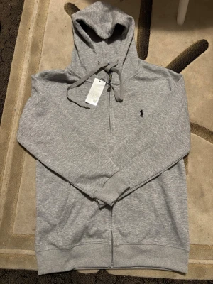 Grå polo Ralph lauren zipper - Aldrig använd, varm, skön. Stilig