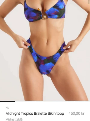 Blommig blå bikini bralette - Söker  ett snyggt bikini set från Midnight Tropics med blommigt mönster i blå och lila. 