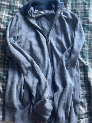 Grå kofta med dragkedja från Pier One - Pier one hoodie i nyskick, helzip och är i S men passar nog XS också, hör gärna av vid intresse😊