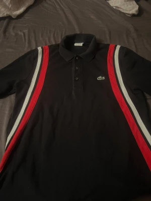 Lacoste pike tröja - Lacoste pike tröja för män. helt ny skick använd 2 gånger innan. storlek L men passar M skriv för mer info eller bilder. pris går att diskutera