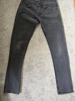 Dondup Jeans - Ett par sjukt snygga Dondup George. | Väldigt snygg mörkgrå färg som passar till allt. | Storlek 32 men sitter mer som en 31. | Hör av er vid frågor!🌟