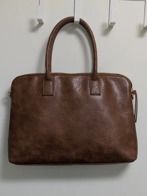 Brun handväska i skinn med dragkedja - Laptop väska i toppen skick