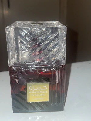 Khamrah Dukhun parfym från Lattafa - Snygg och modern parfymflaska med namnet Khamrah Dukhun från Lattafa. Perfekt för dig som vill sticka ut med en unik doft. Flaskan har en cool design och passar dig som gillar trendiga accessoarer.