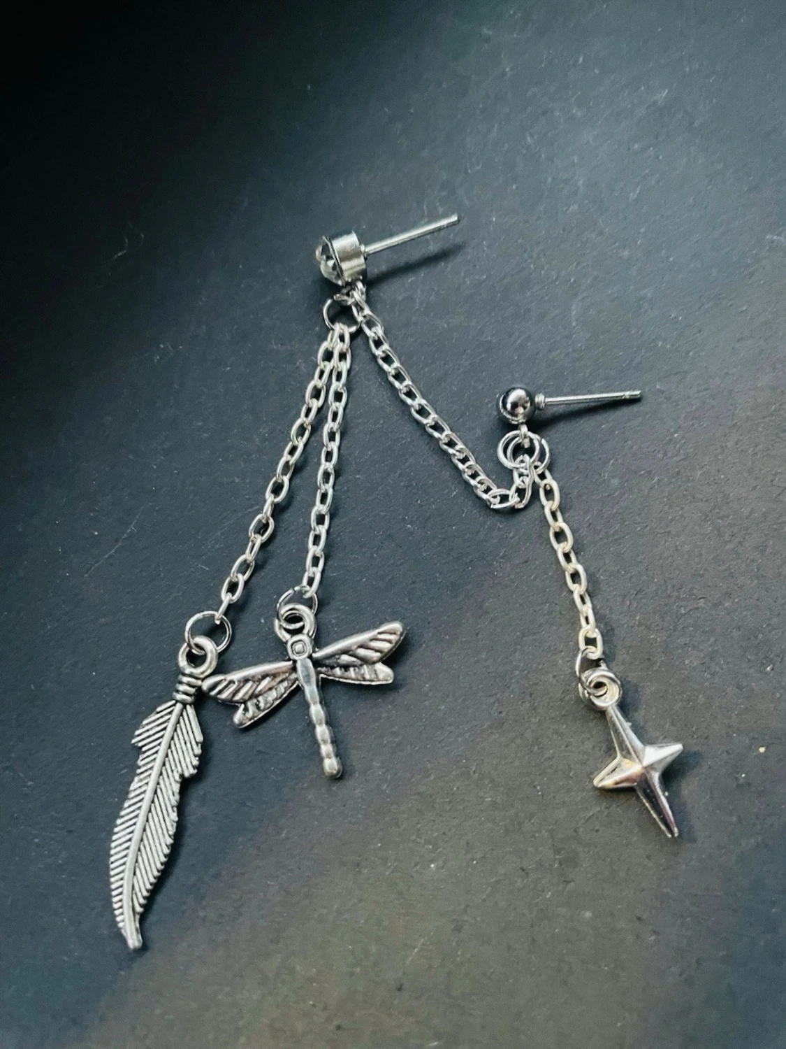 By prisförslag- 1 st Silvrig kedjeörhänge med berlocker