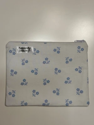 Handgjord necessär av second hand tyger - En handgjord MEDIUM necessär utav second hand tyger. Unik, hållbar och perfekt för att samla alla dina vardagsfavoriter i väskan. Fodrad och stängs med dragkedja. Endast ett unikt exemplar.                  Instagram: secondstitch.bymatilda 💕