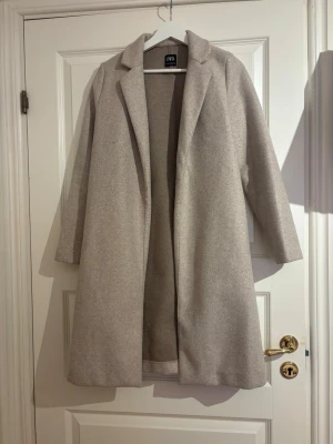 Beige kappa från Zara - Snygg beige kappa från Zara som passar till allt. Kappan är i bra skick och är i storlek S. 