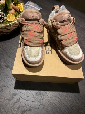 Uggs Skor - SÄLJJER ett par HELT OANVÄNDA Uggs-skor 100% äkta. (Kvitto finns!) Skriv vid minsta fundering!!!! (Samma skor som dom andra om du klickar på min profil)