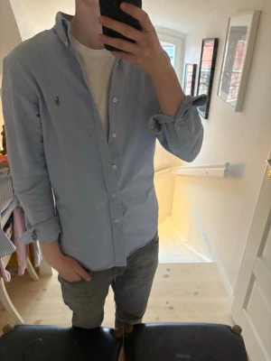 Ralph lauren skjorta - Ljusblå skjorta från märket Ralph lauren, storlek M sitter väldigt bra på mig som är 180, skriv vid frågor!