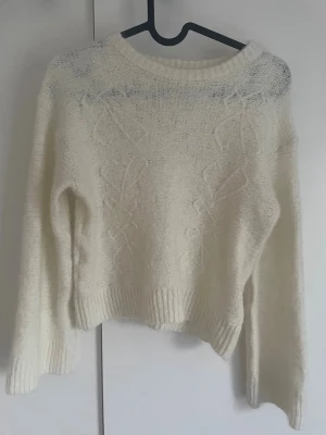 Vit stickad tröja från Gina Tricot🫶🏻 - Mysig vit stickad tröja från Gina Tricot med snyggt flätmönster framtill. Tröjan har rund hals, ribbade muddar och lång ärm. Perfekt för kyliga dagar och enkel att matcha med jeans eller kjol. Den krympte lite i tvätten så skulle säga att den är i 164 nu istället!🤍