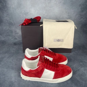 Valentino Flycrew - Skick: 9/10. | Ingår: Skor, Box, Dustbags, kort och extrasnören. | Nypris: +- 7000 SEK.