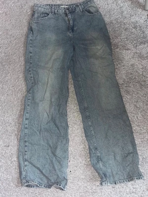 Blå baggy jeans med loose fit - Säljer ett par highwaist baggy jeans i storlek 44 från STR. Aldrig använda och i gott skick 🩵 