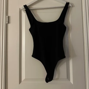 Svart body från Zara - Svart body från Zara. Aldrig använd! har klippt av lappen för trodde den skulle behållas men passade ej.