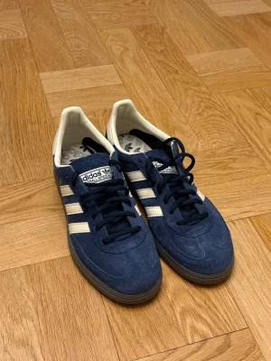 Adidas Spezial sneakers - Säljer ett par helt nya Adidas Spezial sneakers i marinblå mocka. Storlek 43 1/3 och i helt perfekt skick och aldrig använda. Köp för endast 999kr