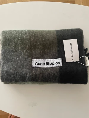Acne Studios tjal - Lång rutig tjal från acne studios. 