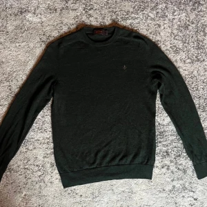 Stickaf Morris merino ull tröja  - Säljer en snygg mörkgrön tröja från Morris. Tröjan är gjord i merinoull, så är extra skön att ha på sig! Skriv gärna vid frågor! Det är ett litet håll i kragen .