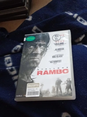 Rambo - En actionfylld klassiker med intensiva scener och spänning från början till slut. Perfekt för dig som gillar äventyr och adrenalin! Rambo är en ikonisk hjälte som tar sig an farliga uppdrag och bjuder på riktig actionfest.