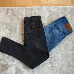 Två par Jack & Jones jeans - Säljer två par riktigt fet jeans från Jack & Jones. Båda är i modellen slim glenn och är i storlek W29 L32, dem är också i jätte bra skick.
