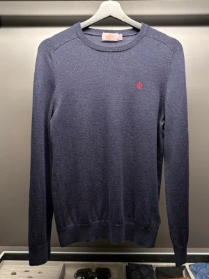 Mörkblå stickad Morris tröja - Säljer en mörkbå stickad merinoullströja från Morris i storlek M. Bara att skriva för mått, mer bilder eller övriga funderingar