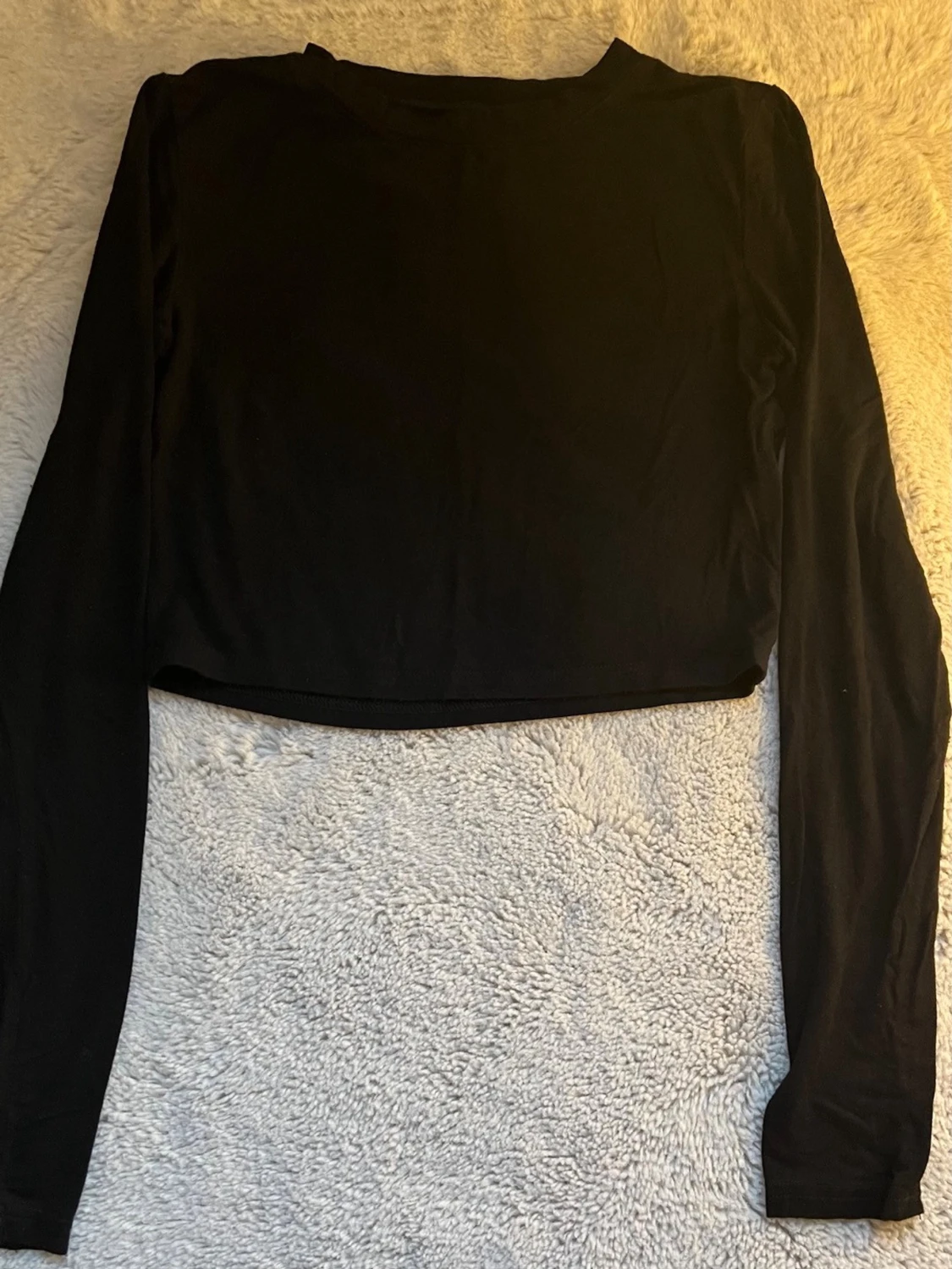 Svart croppad långärmad topp