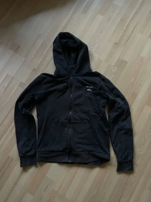 Svart superdry hoodie rare - Sällsynt svart superdry hoodie i storlek S med en cool men lite sliten logga