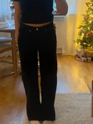 raka jeans - svarta raka jeans från Zara i fint skick, mid waist