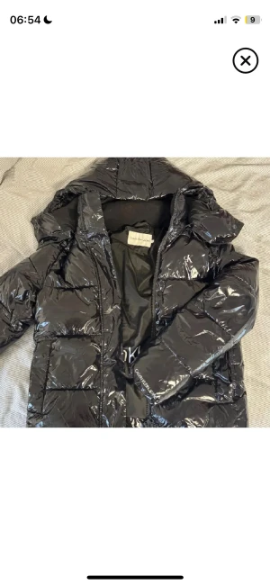 Ck svart Jacka   - Glansig svart jacka. Super fin ! Har ledsnat på jackan , inget fel på den❤️inte min bild! 