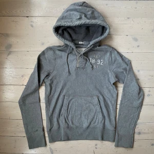Abercrombie & Fitch hoodie  - Sjukt snygg och fräsch hoodie från Abercrombie & Fitch i gött skick 🙌 Skriv vid minsta lilla fråga eller fundering ✌️ 