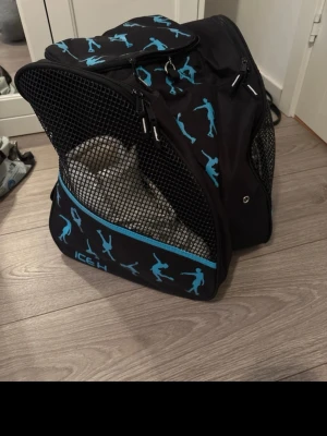 Konståknings väska  - Jätte fin konståknings ryggsäck som bara används ett par veckor. Säljer den eftersom jag helst vill ha en färgad väska.