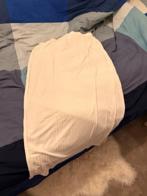 Vit långkjol i bomull - Säljer en enkel och stilren vit långkjol i mjukt bomullstyg. Kjolen har en rak passform och resår i midjan för extra komfort. Perfekt för dig som gillar en clean och avslappnad look.