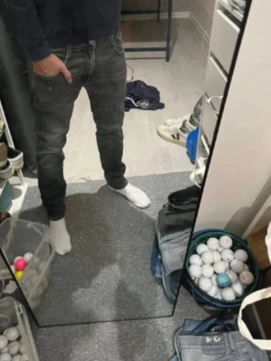 Replay jeans slim fit - Snygga grå svarta replay jeans med slim passform. Jeansen har en mörk tvätt och är tillverkade i ett mjukt bomullsmaterial med lite stretch för extra komfort. Perfekta för en stilren och modern look.