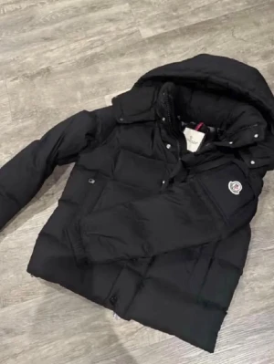  Moncler vezere  - Svart moncler jacka vezere skick 9/10 inga defekter eller något sånt PRIS 2200:- kr, skriv vid funderingar, skicka prisförslag 
