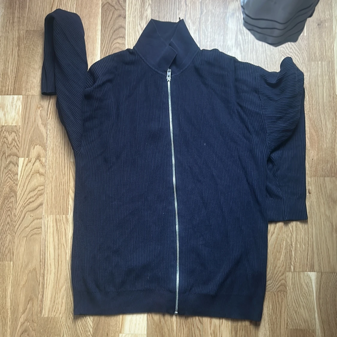 Mörkblå ziptröja med hög krage - 1