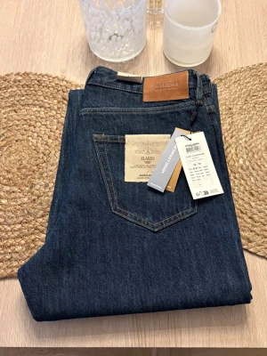 Mörkblå flared jeans Jack & Jones - Tjena! Säljer nu mitt andra par jeans då jag spanten köpte ett par men blev för stora för mig😔😅. Men dessa är helt nya från Jack&jones och modell är -Toby Flared jenas- och sitter som på sista bilden. /Kostar 599kr nya och mitt pris = 450kr🤗 