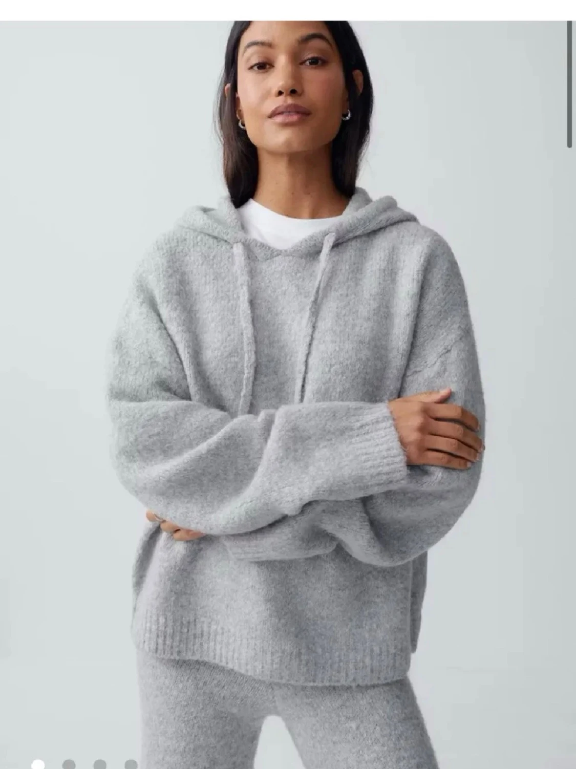 Grå fluffig hoodie med dragsko - 1