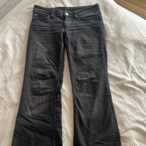 Svarta Weekday jeans  - Super fina weekday Jeans men det kommer inte till användning längre och det är avklippta där nere