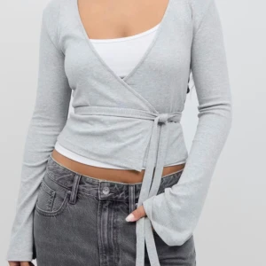 Ljusgrå omlottröja - Säljer denna söta omlott tröja från Gina. Det har knappt använts och är sååå skön.💞 