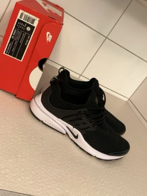 SKOR 43 MALMÖ📍 - Svarta Nike Presto sneakers med vit sula och klassisk mesh-överdel. Skorna har snörning och en sportig, stilren design med diskret Nike-logga på sidan. Perfekta för dig som gillar en clean och modern look. Lätta och bekväma med platt sula. MALMÖ📍