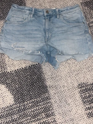 jeansshorts - säljer mina jeansshorts från h&m💓 säljer de för de passar tyvärr inte mej, skriv för frågor eller mer bilder! köp ej direkt!❤️