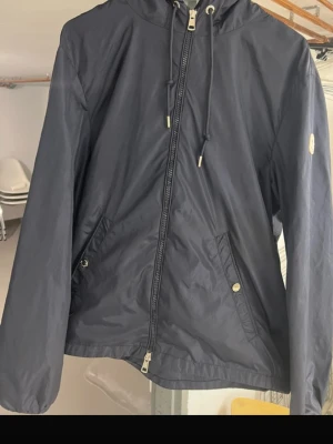 Moncler wind breaker - Snygg windbreaker perfekt för hösten eller våren skriv för mer info knappt använd 