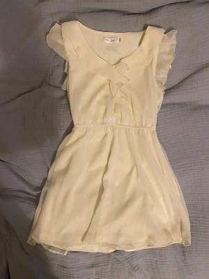 Ljus kortklänning med volang - Supersöt vit-gul klänning, lätt tyg. Perfekt till sommaren. skriv om ni undrar om något 💕(läs min profil)