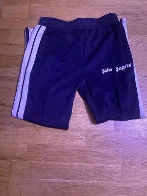 Palm Angels navy  mjukisbyxor med vita ränder - Navy palm angels helt ny ej använd toppskick skön byxa Att använda och ha på sig 