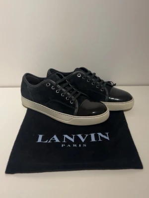 Lanvin dbb1 - Tjena säljer nu dessa riktigt stilrena Lanvins i ett otroligt bra skick nästan nyskick! Storlek 39 men sitter närmare som 40 en liten blå prick eller ett litet ställer som det stänkt någon blå färg på men går säkert att tvätta bort!